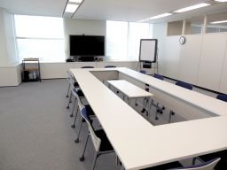 大阪事業所/本社の社内の会議室です。